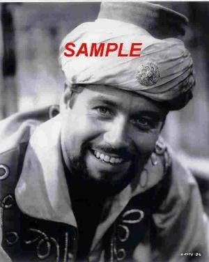 Guy Williams Kaptan Sindbad olarak Gülümseme ve Şapka ile Yakın Çekim 8 x 10 Fotoğraf