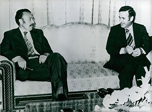 Suriye Devlet Başkanı Hafız Esad'ın (sağda) Cezayir Devlet Başkanı Houari Bumedienne'i Şam 1978'de kabul etmesinin vintage