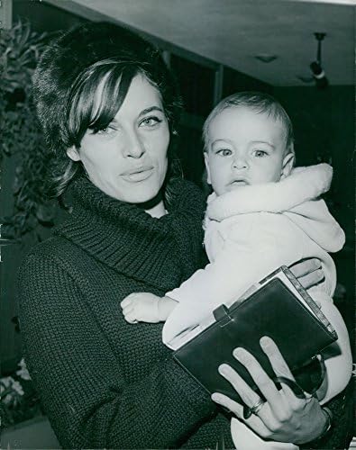 Nathalie Delon'un oğluyla vintage fotoğrafı.