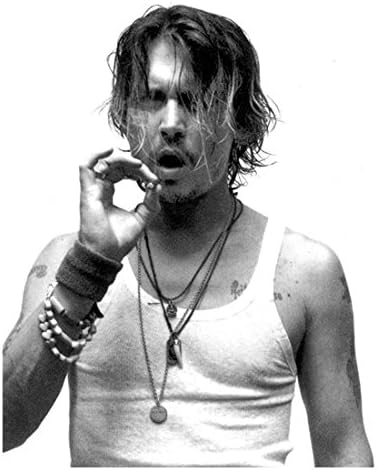Johnny Depp poz içinde beyaz tank sigara ile ağız açık 8 x 10 inç Fotoğraf