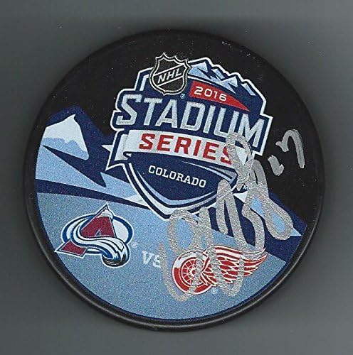 Darren McCarty, Detroit Red Wings Stadyum Serisi Disk İmzalı NHL Disklerini İmzaladı